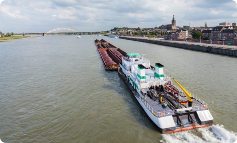 Een binnnenvaartschip vaart over de vaarweg.
