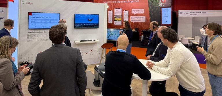 Bezoekers luisteren naar uitleg over de proeven die we doen met een op afstand bestuurde drone in Den Helder.