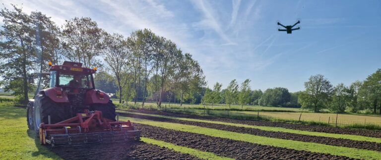 De Nederlandse Voedsel- en Warenautoriteit test met het gebruik van drones en droneboxen op het platteland.