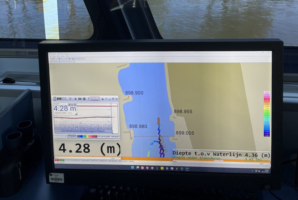 Een computerscherm toon live de metingsdata, van de vaarweg.