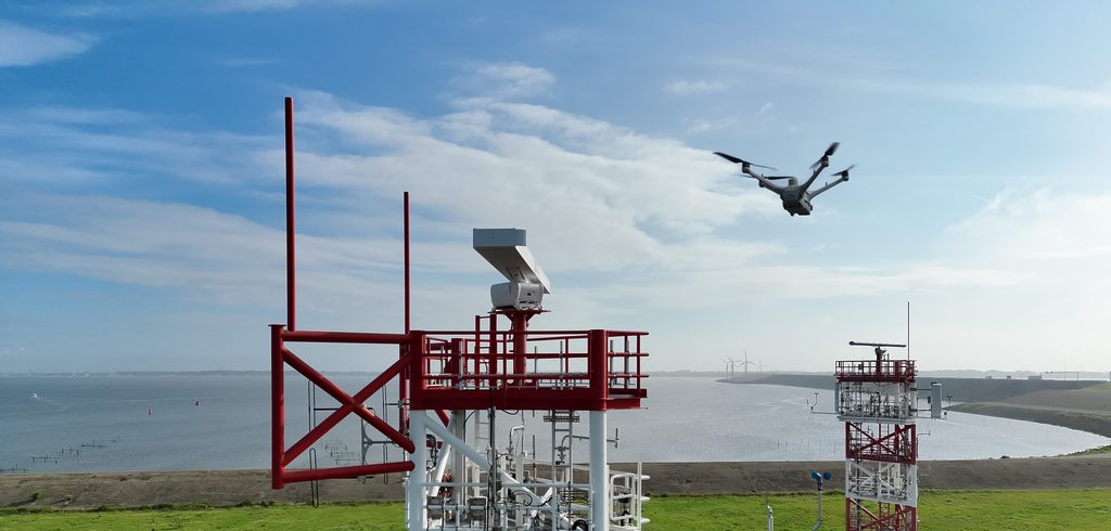 Een drone vliegt in de buurt van een radar, tijdens de uitgevoerde proeven.
